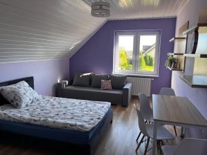 une chambre avec un lit, un canapé et une table dans l'établissement A&R Rewa Apartament, à Rewa