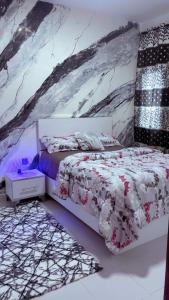 a bedroom with a bed with a snow covered ceiling at Appartement mariste près de auchan in Darou Rhamane +41 photos