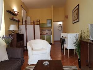un salon avec un canapé et une table dans l'établissement La Casetta del Vicolo, à Palerme
