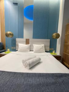瓦伦西亚Lounge garden sea relax的床上铺着毛巾的床