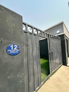 莱基Private Fully Serviced Studio Apartment At Ilasan lekki ikate, AC, Toilet is Shared, Netflix,WiFi,prime,private kitchen的带有门牌的建筑物 更多4张照片