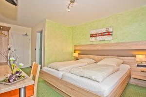 Postel nebo postele na pokoji v ubytování Frühstückshotel Landgasthof Kramer