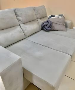 a white couch with a blue rope on it at Flat espaçoso e com quintal na Zona Sul in São José