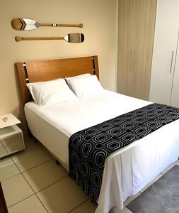 a bedroom with a large bed with white sheets at Flat espaçoso e com quintal na Zona Sul in São José +27 photos