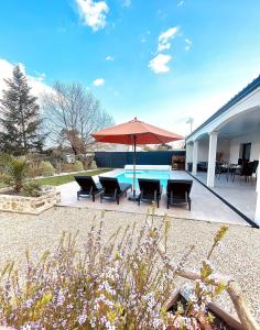 Bazén v ubytování Villa Classée 3 étoiles familiale calme et nature nebo v jeho okolí