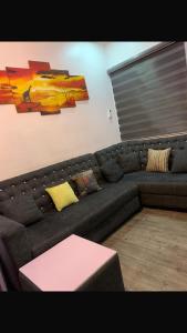 Χώρος καθιστικού στο Cozy Apartment in Silicon Yaba