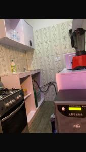 Η κουζίνα ή μικρή κουζίνα στο Cozy Apartment in Silicon Yaba