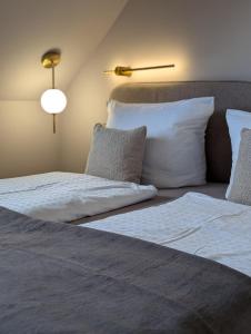 two beds sitting next to each other in a room at Kleine Studio-Wohnung, kontaktloser Check-in in Meckenbeuren