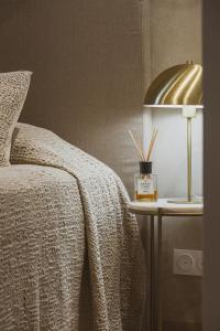 a bedroom with a bed and a lamp on a table at Résidence Aria Marina in Propriano