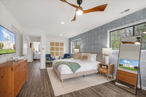 Postel nebo postele na pokoji v ubytování Resort Getaway - Golf, BMX trail, Hot Tub & Arcade!