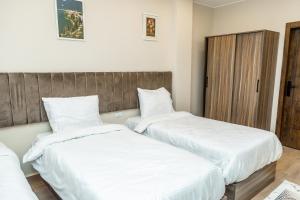Postel nebo postele na pokoji v ubytování Night Pyramids Inn Hotel