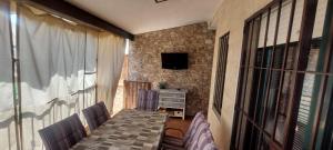 ein Zimmer mit Tisch und Stühlen und einem Fernseher in der Unterkunft Preciosa casa con piscina y golf in El Portil