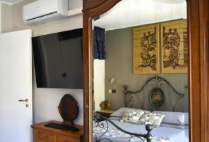 un dormitorio con una cama y un espejo en Casa Turiddu, en Taormina