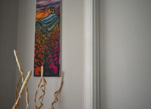una pintura colgando de una pared al lado de una puerta en Casa Turiddu, en Taormina