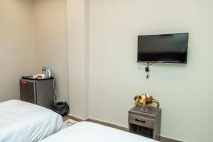 TV a/nebo společenská místnost v ubytování Night Pyramids Inn Hotel