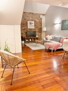 Χώρος καθιστικού στο Luxurious Loft - Close to it all ! +6 φωτογραφίες