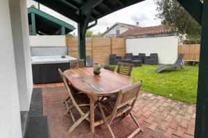 Photo de la galerie de l'établissement Maison proche plage avec jacuzzi, à Ondres