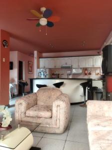 Gallery image of Casa de playa con piscina y parrilla in Santa Rosa +6 photos