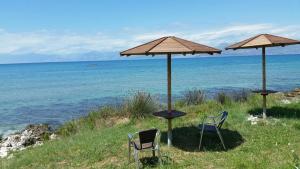 Φωτογραφία από το άλμπουμ του Kalimera Summer Apartment on the North Coast of Corfu, featuring a large, sunny flower-filled terrace with mountain views σε Peroúlion