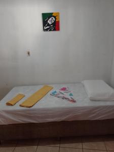 un lit avec des draps blancs et des serviettes dessus dans l'établissement Coração de Olinda, à Olinda