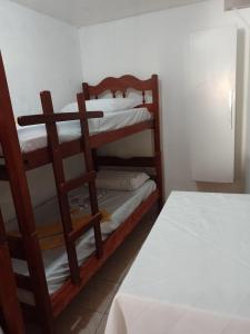 une chambre avec deux lits superposés et un lit dans l'établissement Coração de Olinda, à Olinda