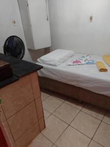 - une petite chambre avec un lit et un comptoir dans l'établissement Coração de Olinda, à Olinda