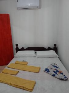 un lit avec deux oreillers dessus dans l'établissement Coração de Olinda, à Olinda