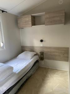 a bedroom with two beds and a window at Mobil-home Premium Côte d'Azur Camping 4 étoiles Saint-Raphaël Piscines Climatisation Vue mer et Parking in Saint-Raphaël