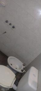 un baño con inodoro y lavabo en Hospedaje24hs, en Argentina