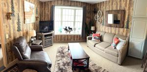Posezení v ubytování Gorgeous 1st FL Mtn View Jiminy Suite Sleeps 4 Ski On Off