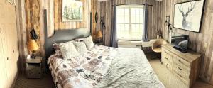 Postel nebo postele na pokoji v ubytování Gorgeous 1st FL Mtn View Jiminy Suite Sleeps 4 Ski On Off