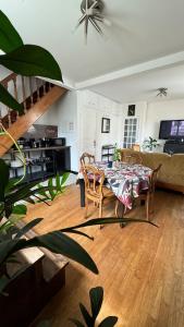 TV a/nebo společenská místnost v ubytování Maison d'hôte Augeard + 15 fotografií