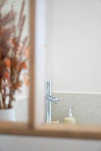 Un baño de Zante Apts