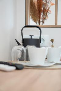 Tetera y cafetera en Zante Apts