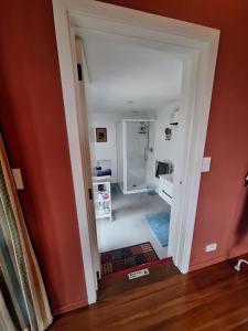 un corridoio di una casa con una parete arancione di Mapua Hills Studio a Mapua