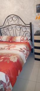 - une chambre dotée d'un lit avec une couverture rouge et blanche dans l'établissement Acuarela del Rio H#3 Cerca Aeropuerto y Terminal Habitación privada con baño, à Guayaquil