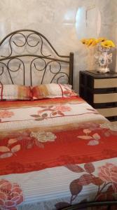 - une chambre dotée d'un lit avec une couverture rouge et blanche dans l'établissement Acuarela del Rio H#3 Cerca Aeropuerto y Terminal Habitación privada con baño, à Guayaquil