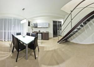 eine Küche und ein Esszimmer mit einem Tisch und einer Treppe in der Unterkunft Monterosa Apartamentos Amoblados in Pereira