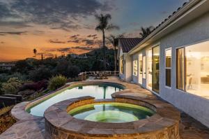 Πισίνα στο ή κοντά στο Monserate Wine Country w Infinity Pool Views
