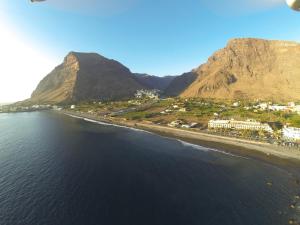 an aerial view of a beach with mountains at Hotel Gran Rey in Valle Gran Rey