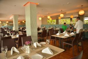 a dining room with tables and people in the background at Moderno 3 Alcobas Frente a Playa in Cartagena de Indias