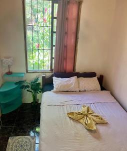 Rúm í herbergi á Woodstock Hostel