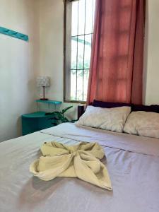 Rúm í herbergi á Woodstock Hostel