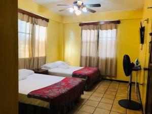 Postel nebo postele na pokoji v ubytování Chaleanor Hotel