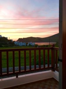 einen Sonnenuntergang vom Balkon eines Hauses in der Unterkunft Romantza in Skala