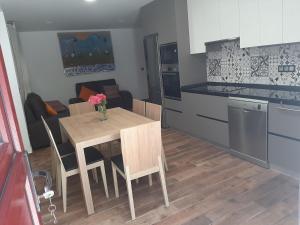 a kitchen and dining room with a table and chairs at Galtzu apartamentu in Ondárroa