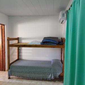 Palanda nebo palandy na pokoji v ubytování YG departamentos Carhué N7