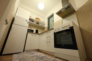 Kuchyň nebo kuchyňský kout v ubytování L&B Studio Apartment