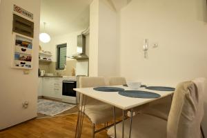 Kuchyň nebo kuchyňský kout v ubytování L&B Studio Apartment