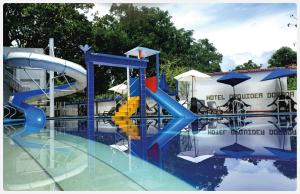 um escorrega aquático no meio de um parque aquático em Hotel Orquidea Dorada R em Melgar